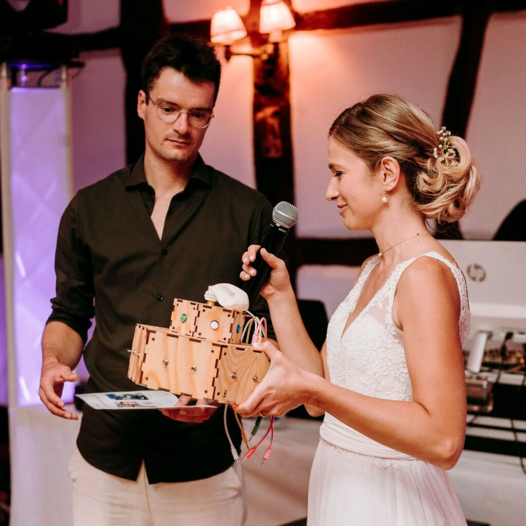 Présentation des boîtiers par la mariée